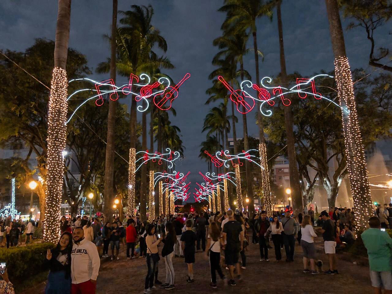 Decoração de Natal da Praça da Liberdade, em 2018 - Blog Te Vejo Por Ai